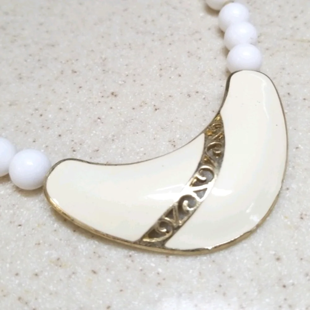 Vintage Mid Century Beaded Pendant Necklace Gold Tone - Picture 4 of 8